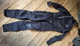 Wetsuits Palmes Masques Gants Ceintures