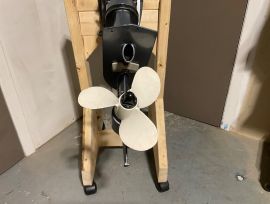 *** Hors-bord '' YAMAHA ''  4 hp, 4 temps , comme neuf ***