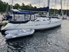 First 42S7 avec Dinghy / with Dinghy