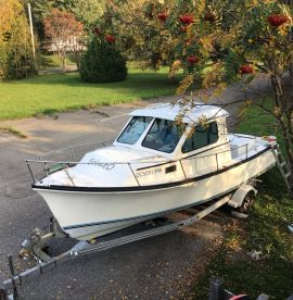 Bateau à moteur Seaside 23' à cabine fermée, 23 pieds, 1989, BobatÔ