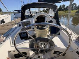 Hunter 28.5, 29 pieds, 1988, Miraki   -  moteur Nanni 2023, voiles récentes